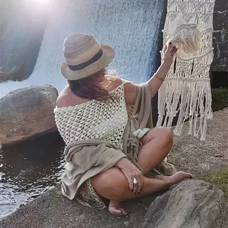 Adriana tejiendo hilos de amor