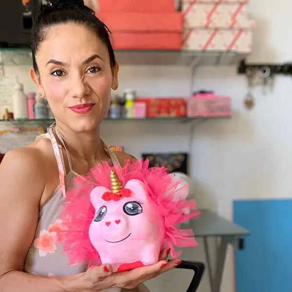 Yaneth Diseña y Pinta Alcancías con Amor